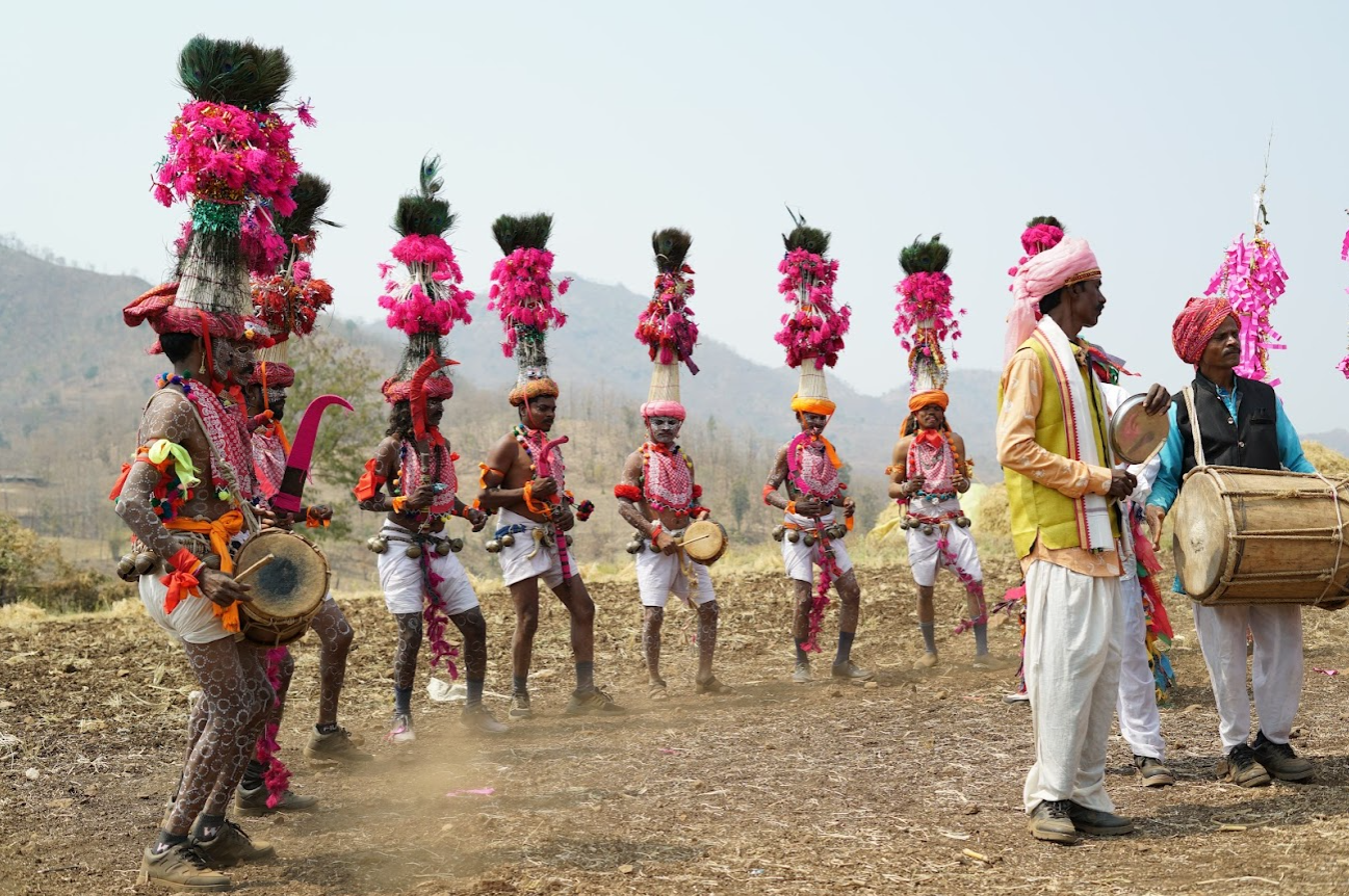 Costumes and Jewellery in Dindan Dance Costumes and Jewellery in Dindan Dance