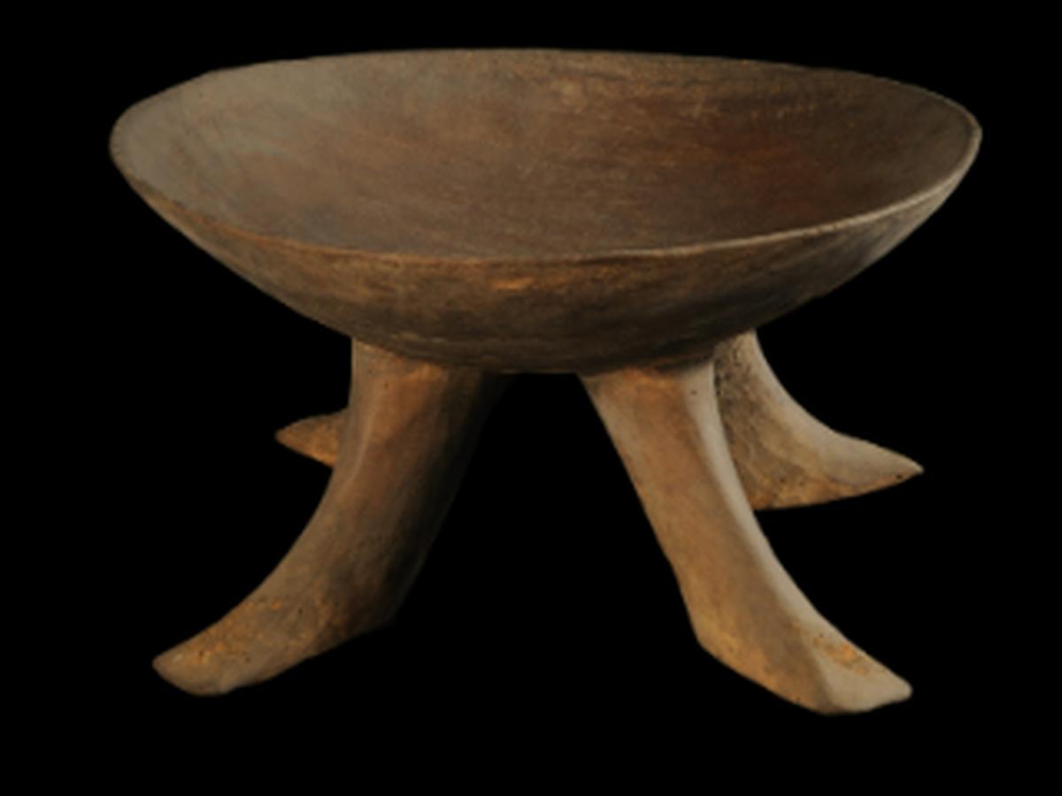 Traditional Wooden Plate on Bent Legs Traditional Wooden Plate on Bent Legs