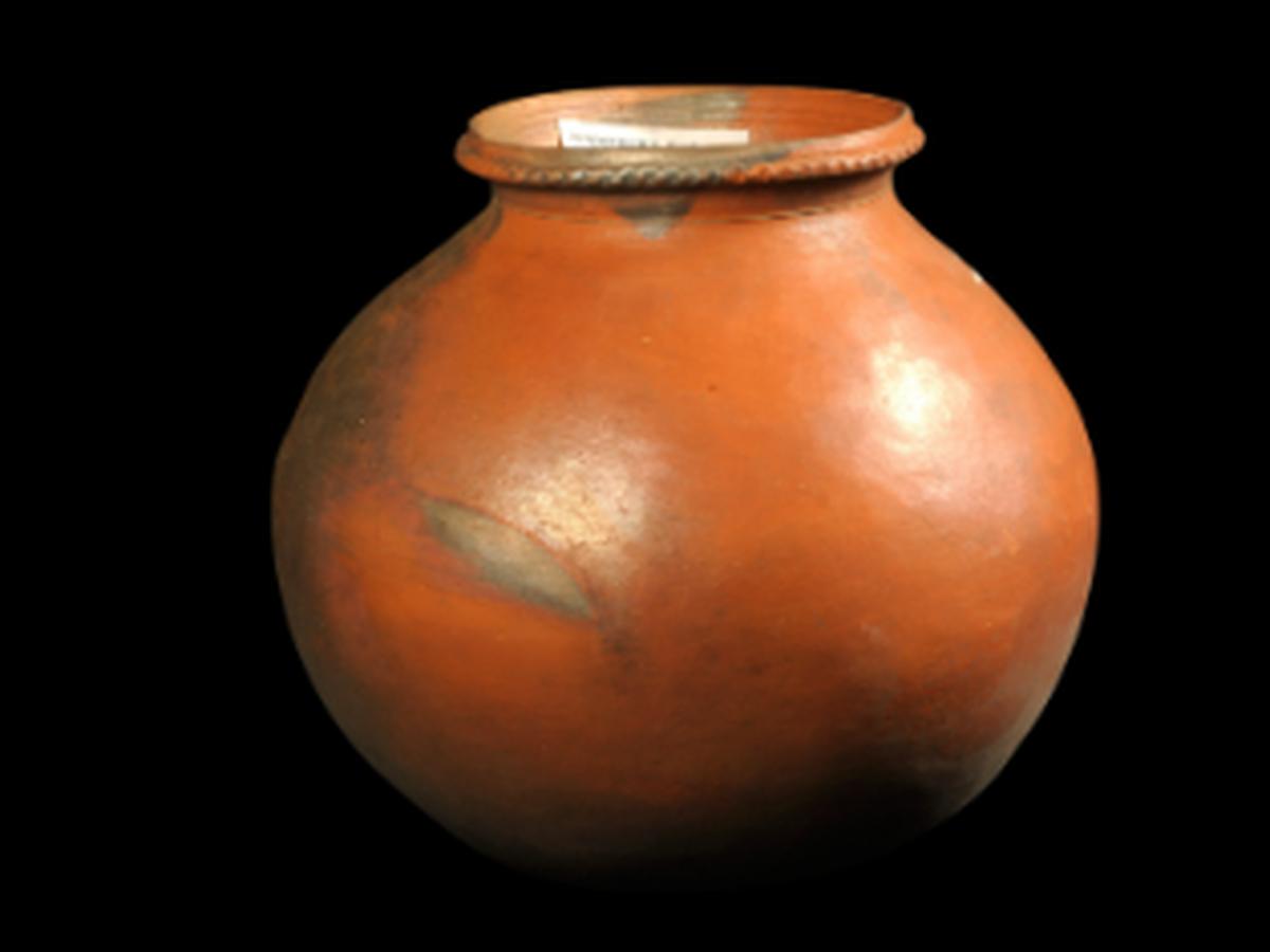 Pendom Khui clay vessel 