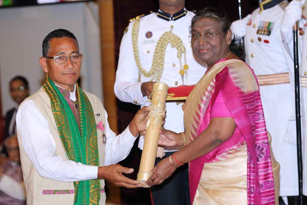 Shri Sarbeswar Basumatary receiving Padma Shri Shri Sarbeswar Basumatary receiving Padma Shri