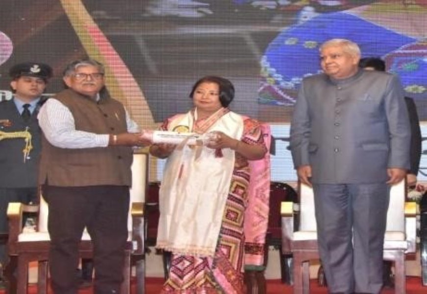 Jecin Kumbang Pao receiving an Award Jecin Kumbang Pao receiving an Award