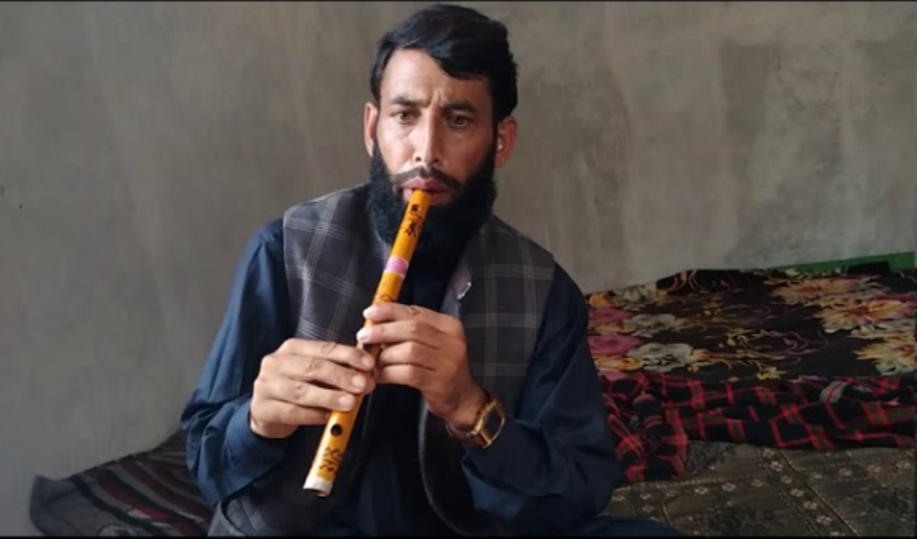 Kashmiri Man playing Alghojo Kashmiri Man playing Alghojo
