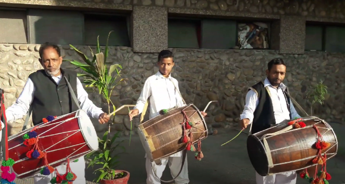 Mirasis playing Dhool Mirasis playing Dhool