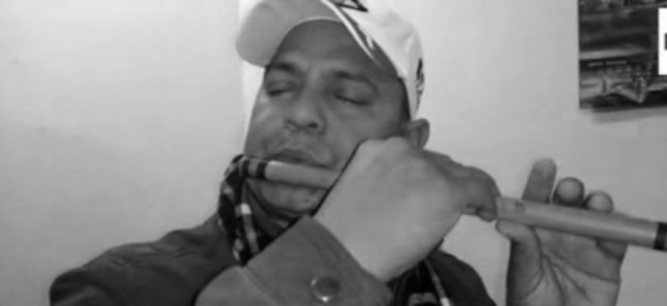 Man playing Alghojo Man playing Alghojo