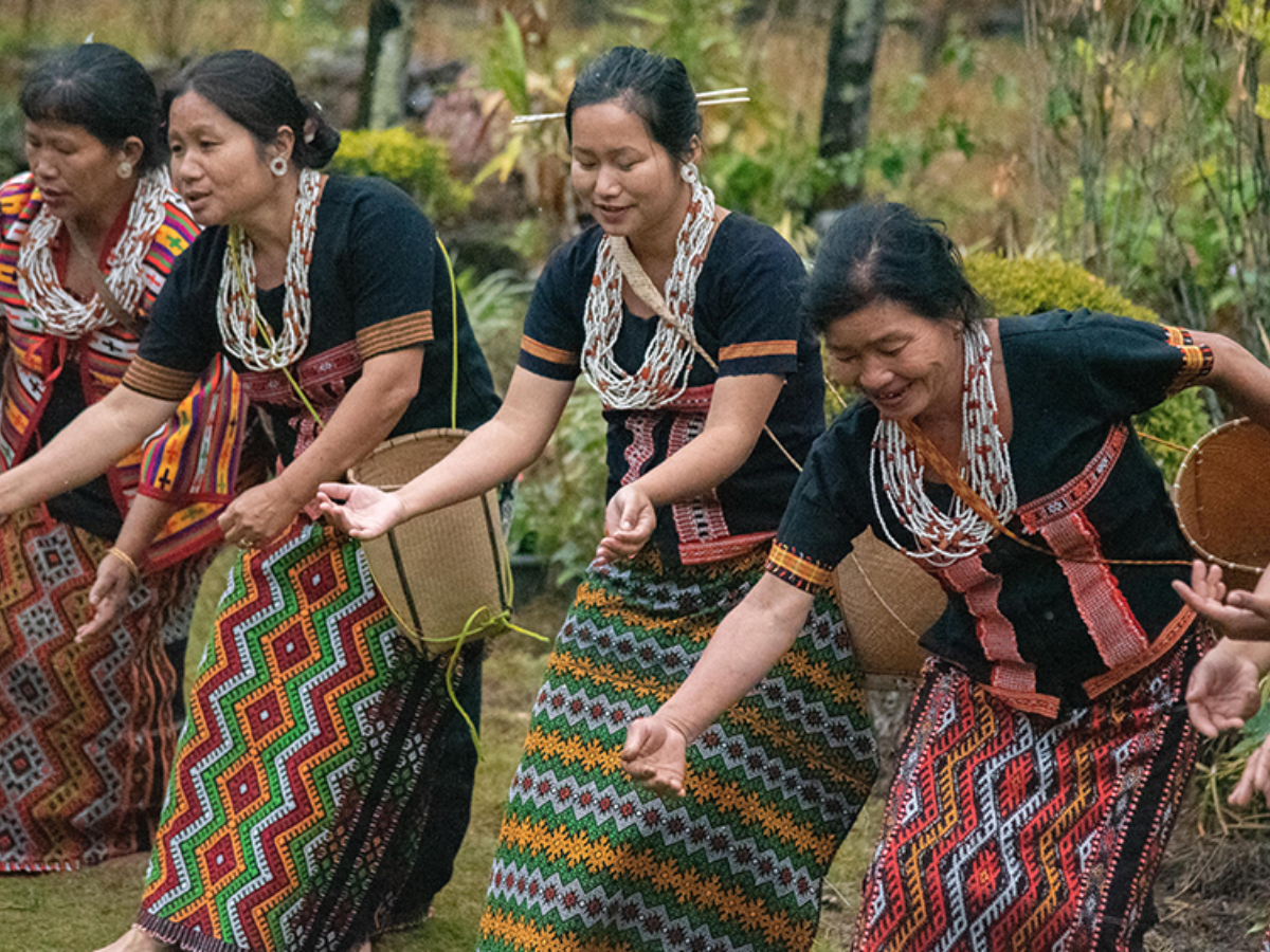 Women wearing thuma Women wearing thuma