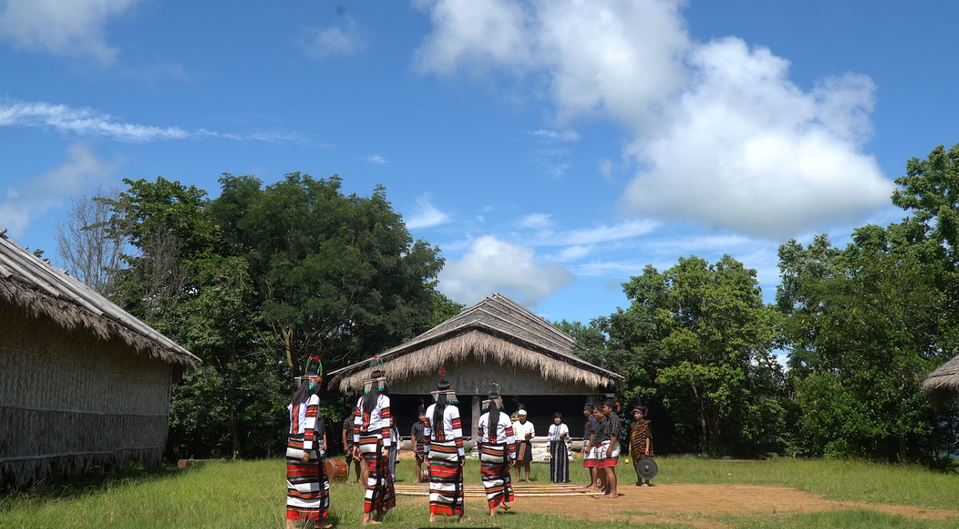 Mizo People and their House Mizo People and their House