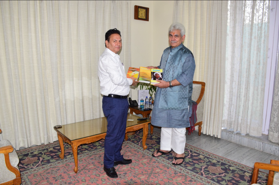 Rahi receiving award