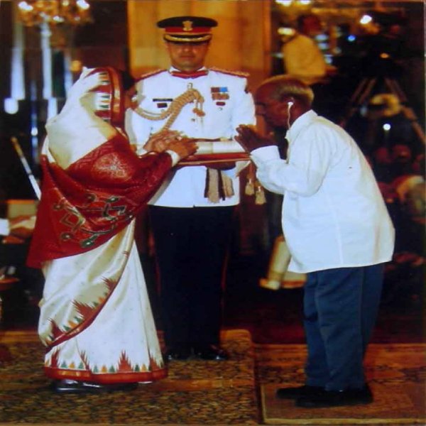 Jivya Soma Mashe receiving Padma award Jivya Soma Mashe receiving Padma award
