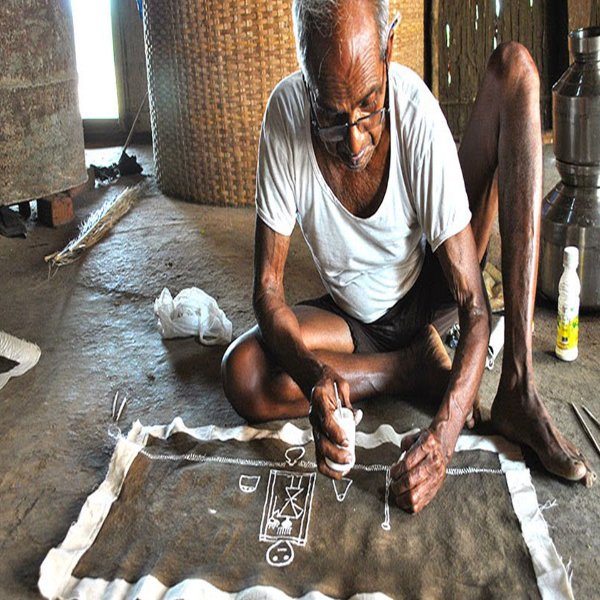 Jivya Soma Mashe making warli painting Jivya Soma Mashe making warli painting