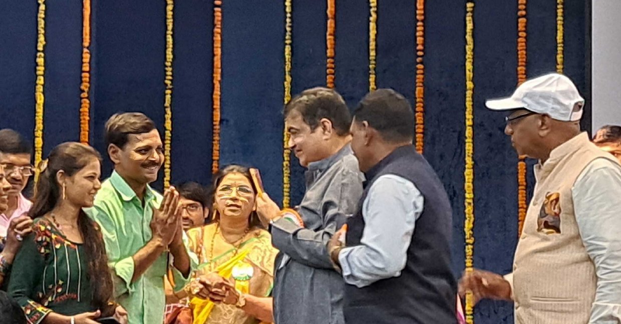 Bhaskar Bhosle with Nitin Gadkari Bhaskar Bhosle with Nitin Gadkari