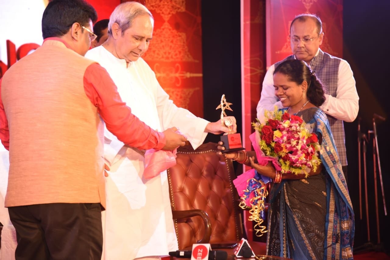 Jayanti Ekka receiving award by CM Jayanti Ekka receiving award by CM