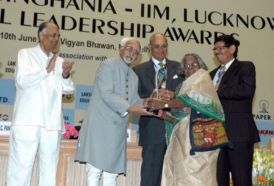 Tulasi Munda Receiving award Tulasi Munda Receiving award