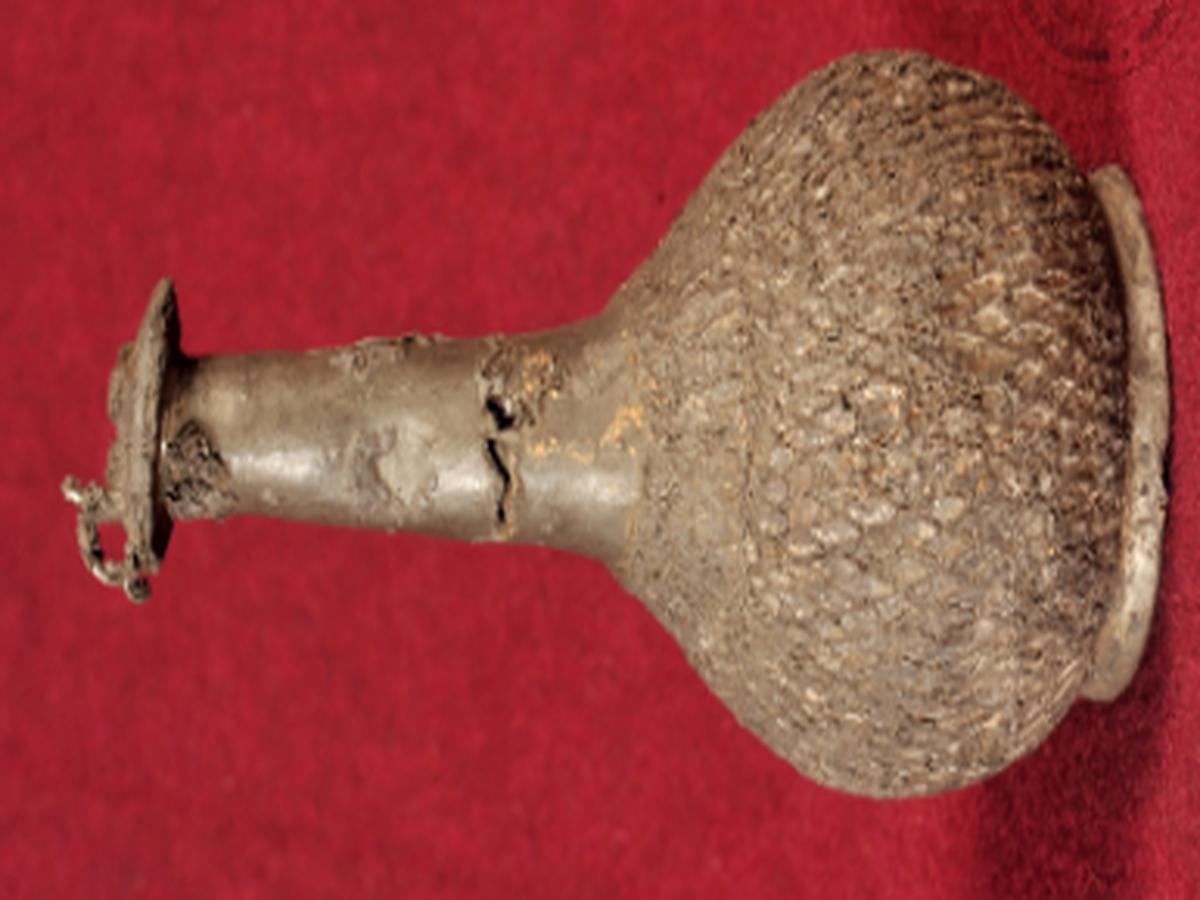 Spherical body that gently tapers into a long neck Spherical body that gently tapers into a long neck