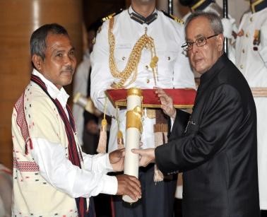 Shri Jadav Payeng receiving Padma Shri Shri Jadav Payeng receiving Padma Shri